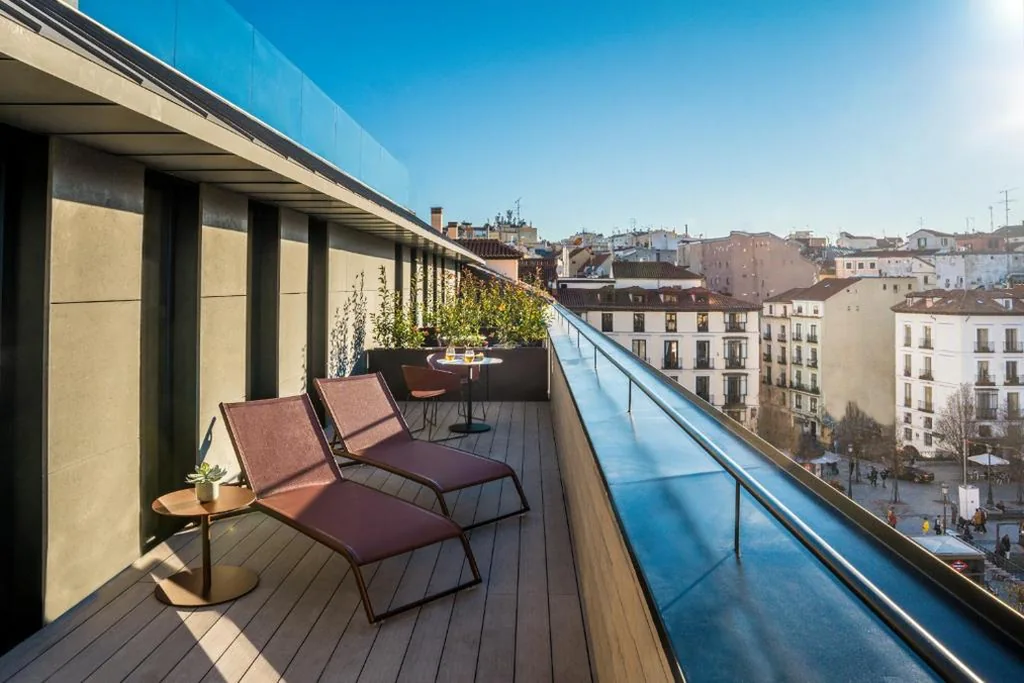 Deluxe-Eck-Doppelzimmer mit Terrasse — Ocean Drive Madrid