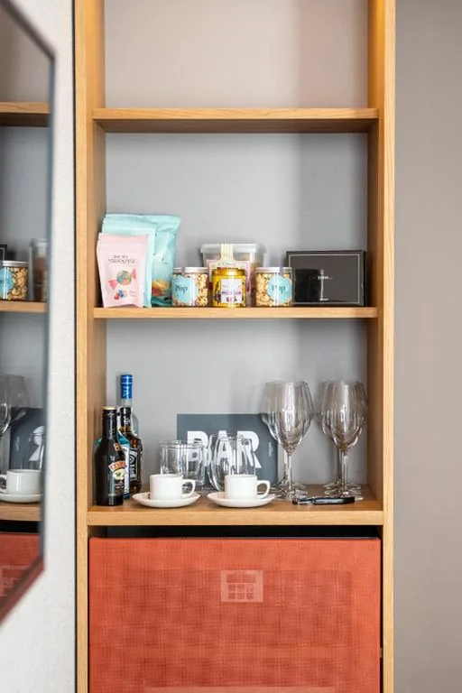 Deluxe-Doppelzimmer mit Platzblick — Ocean Drive Madrid