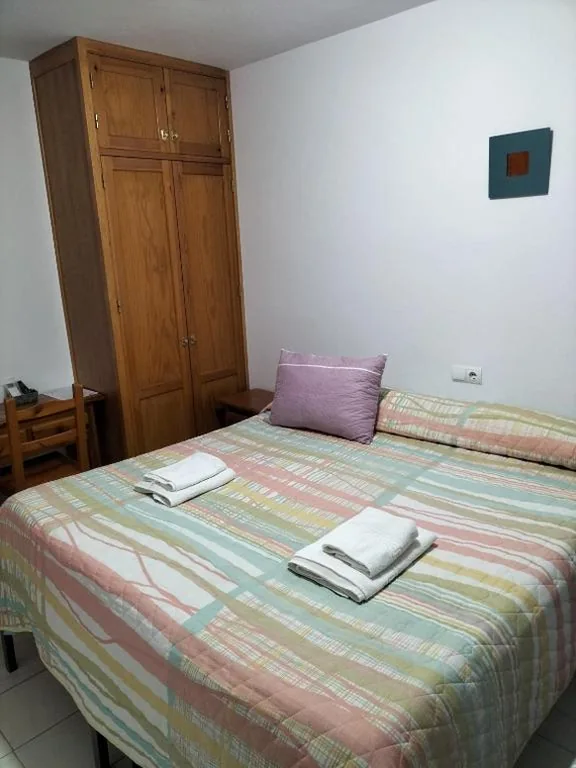 Habitación Doble Deluxe con cama supletoria — Ochomin Hostel
