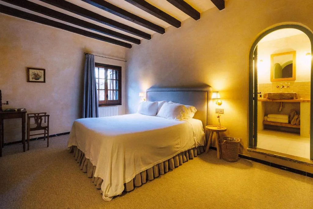 Habitación Doble con vistas a la montaña — Off Grid Girona