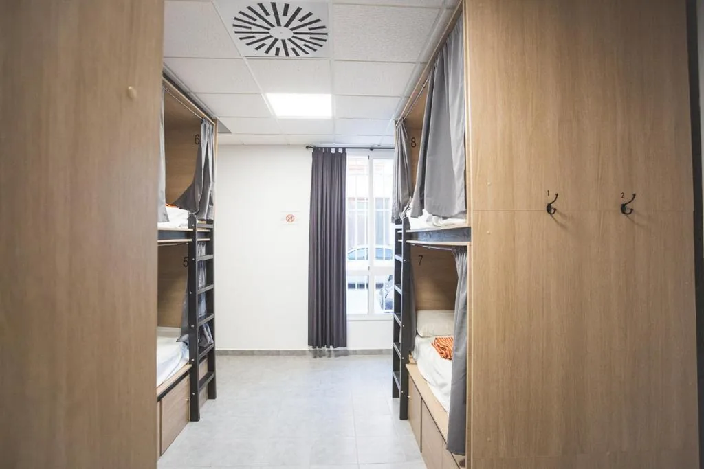 8 literas en habitación compartida mixta — Ohana Tarifa Hostel