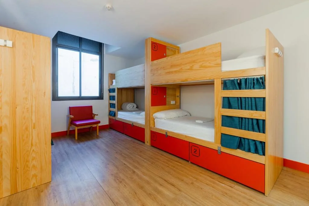 Cama en habitación compartida femenina de 6 camas — Ok Hostel Madrid