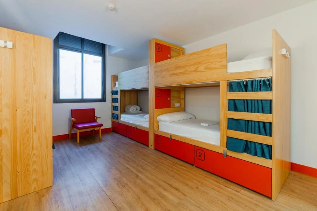 Cama en habitación compartida mixta de 6 camas — Ok Hostel Madrid