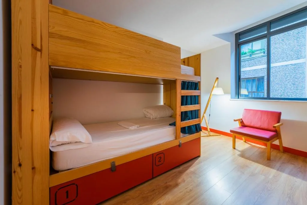 Cama en habitación femenina compartida de 4 camas — Ok Hostel Madrid