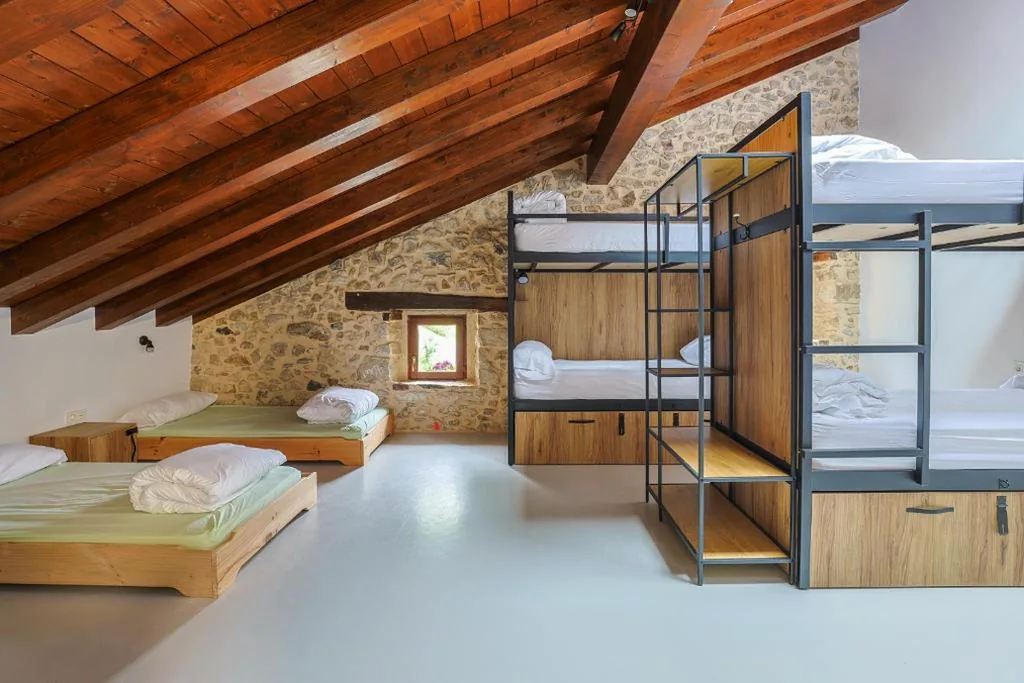Cama individual en habitación compartida — Olabe hostel