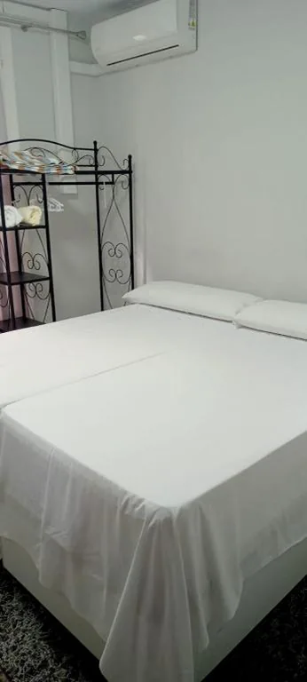 Doppelzimmer mit Gemeinschaftsbad – 2 Betten — Old Center Inn Alicante
