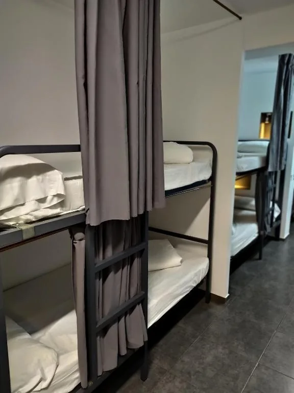 Posto letto in dormitorio condiviso misto da 6 letti — Olé Backpackers Hostel