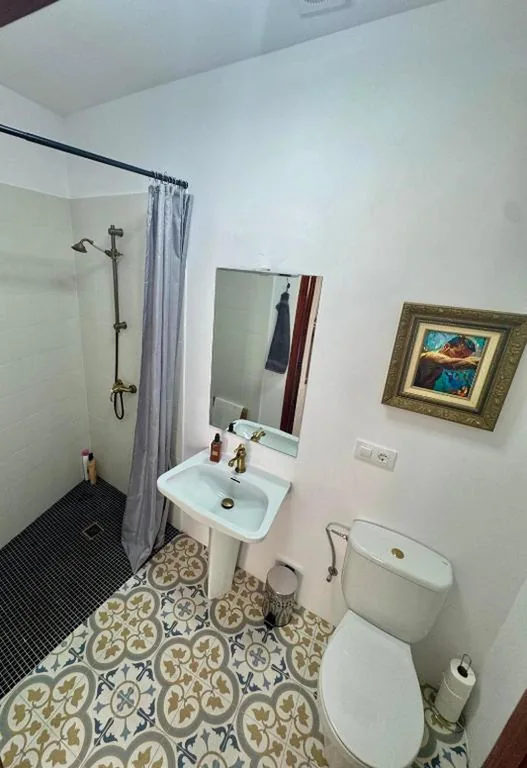 Habitación con cama extragrande y balcón — Oliva Courtyard Guesthouse