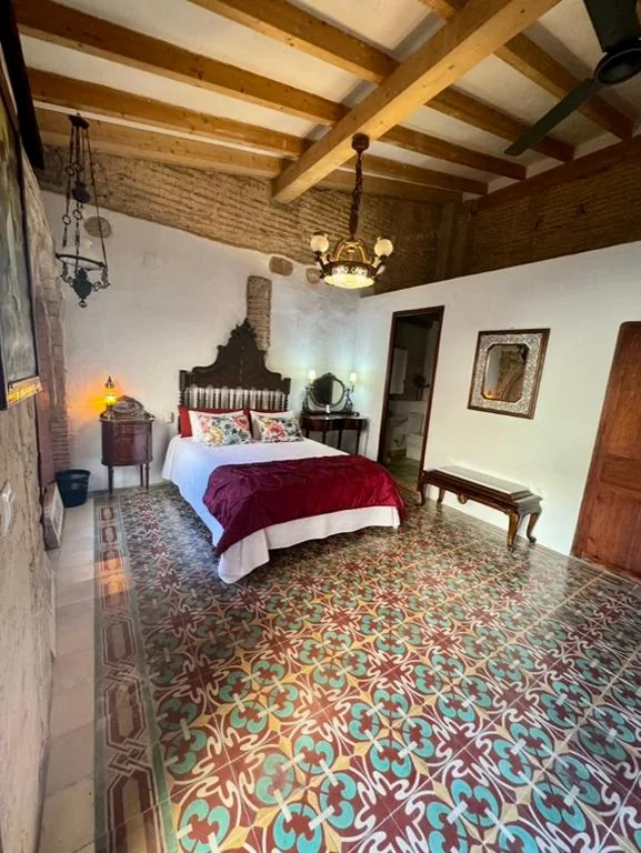 Habitación con cama extragrande y balcón — Oliva Courtyard Guesthouse