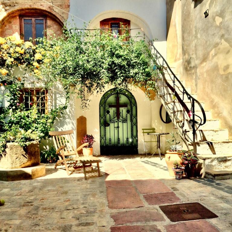 Oliva Courtyard Guesthouse