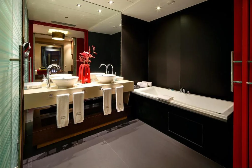 Suite — Olivia Plaza Hotel