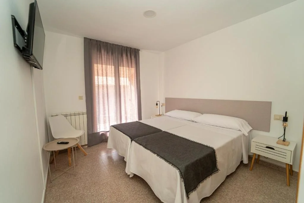 Quarto duplo com vistas - 2 camas — Olmedo Hostal Plaza