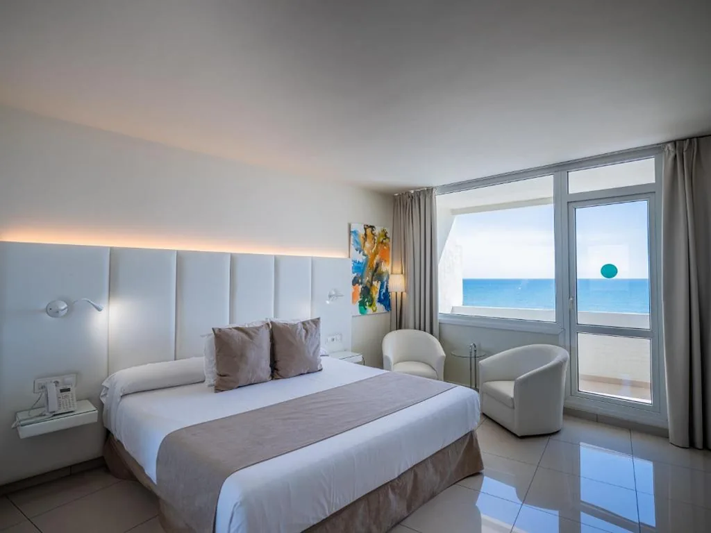 Camera doppia Superior con letto grande e vista mare — ON Hotels Oceanfront Adults Designed