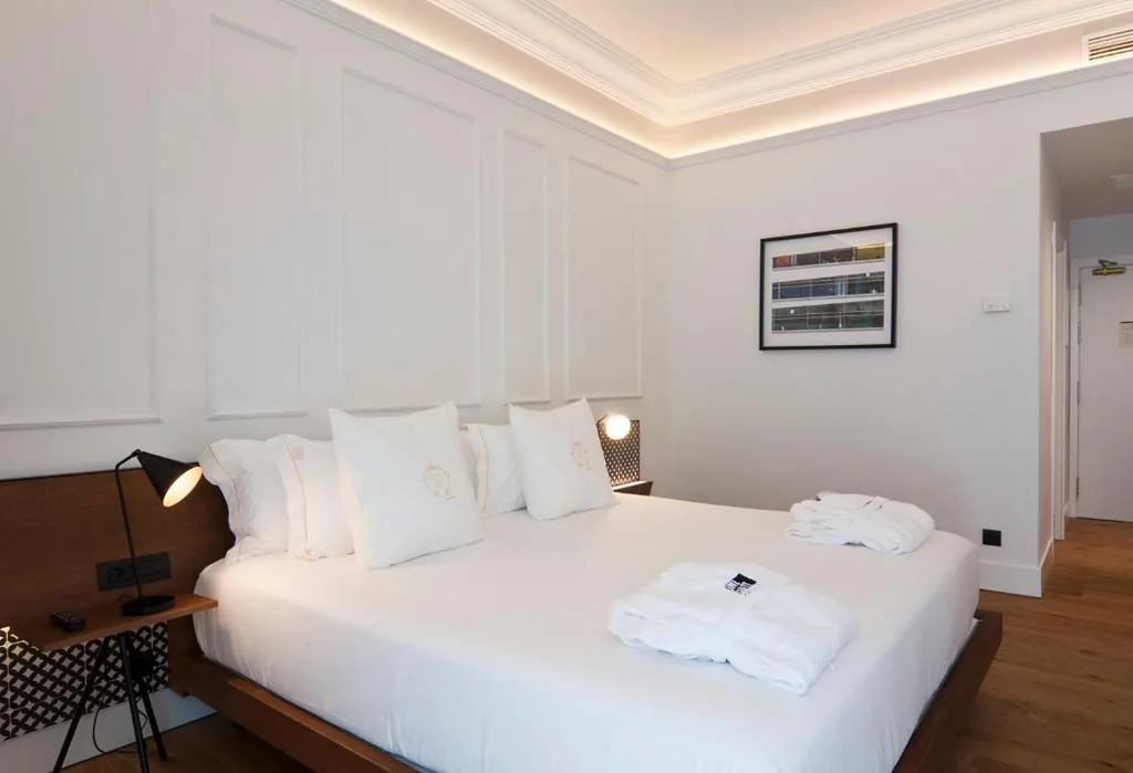 Habitación Doble Estándar - 1 o 2 camas — One Shot Reina Victoria