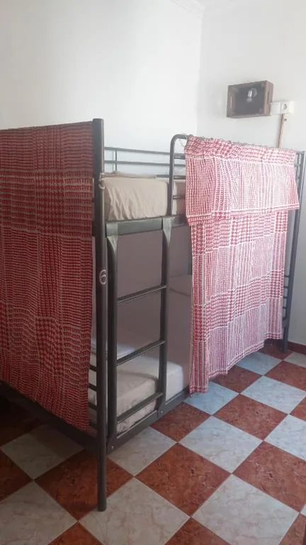 Lit dans un dortoir mixte de 6 lits — Onefam Catedral