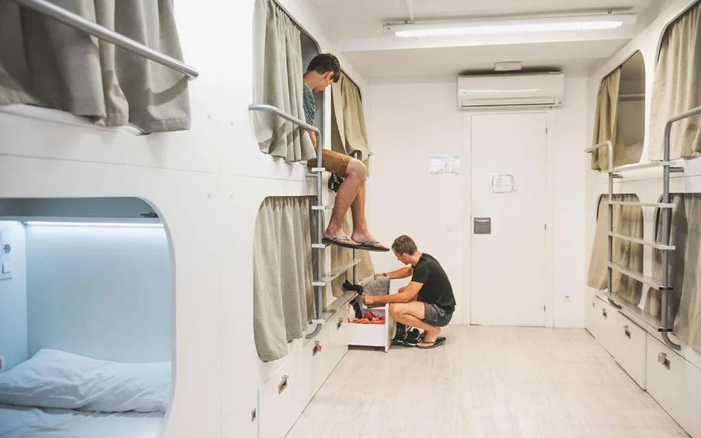 Cama en habitación compartida mixta de 8 camas — Onefam Ramblas