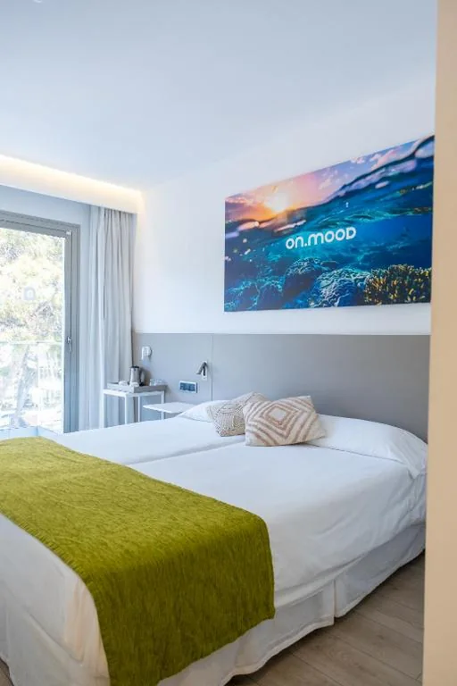 Urban-Zimmer mit Balkon und inkludiertem Brunch — Onmood Cala Ratjada - Bed & Brunch