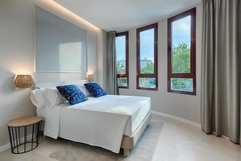 Habitación Doble con cama supletoria — Opera House Valencia B&B