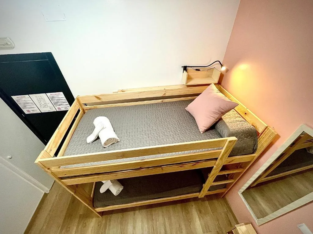Standaard tweepersoonskamer met stapelbed — OPERA ROOMS