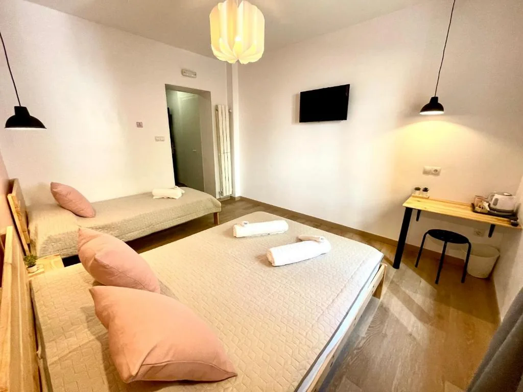 Driepersoonskamer met eigen badkamer — OPERA ROOMS