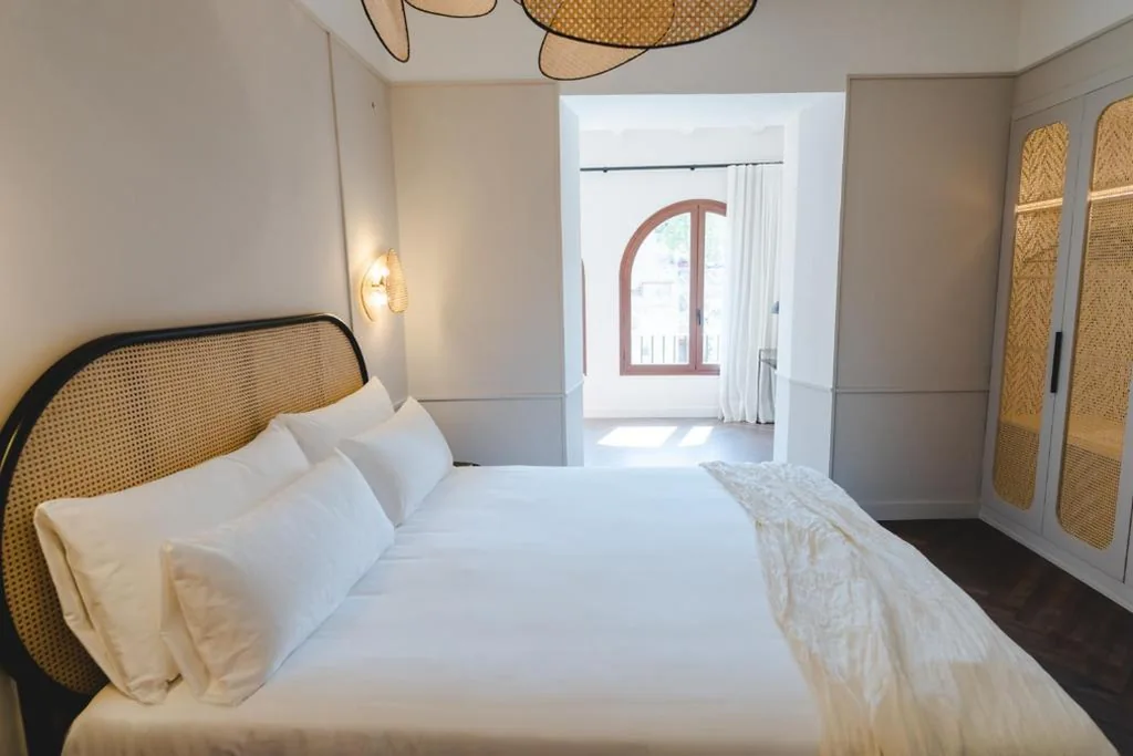 山の景色を望むダブルルーム — ORA Hotel Priorat, a Member of Design Hotels