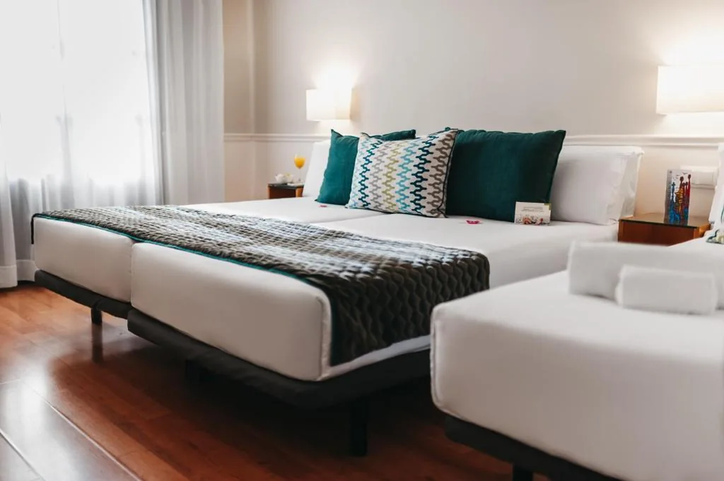 Driepersoonskamer — Oriente Atiram Hotel
