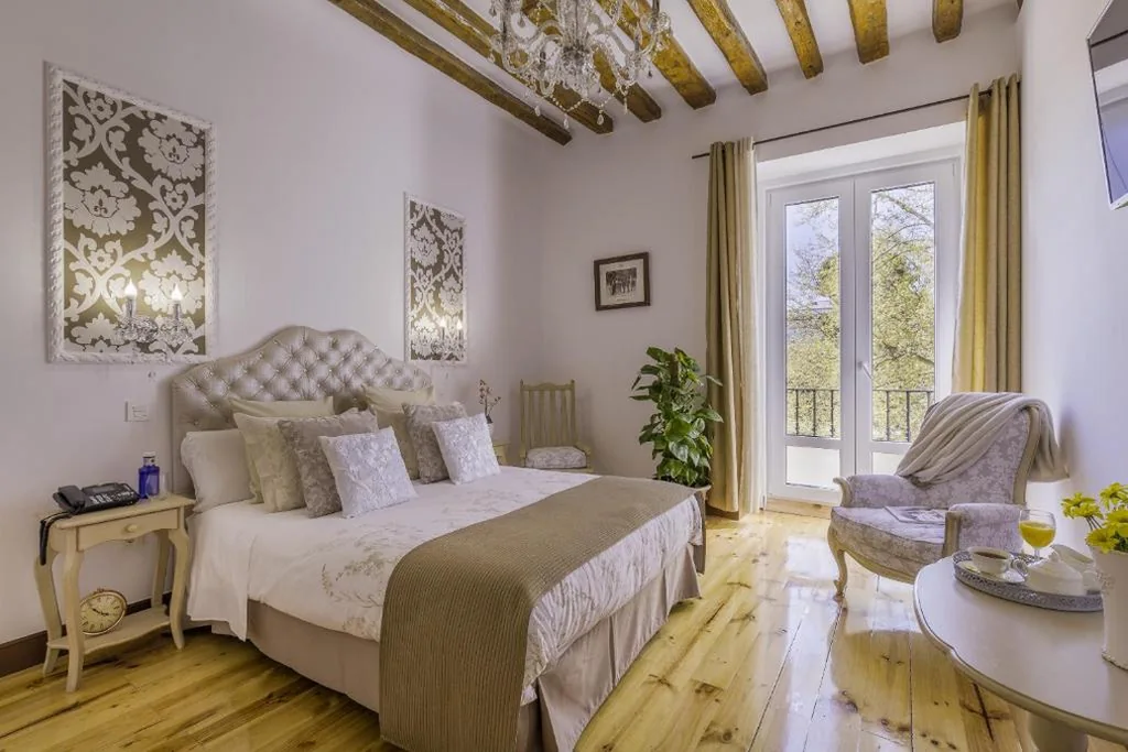 Habitación Doble Deluxe con balcón — Oriente Palace Apartments