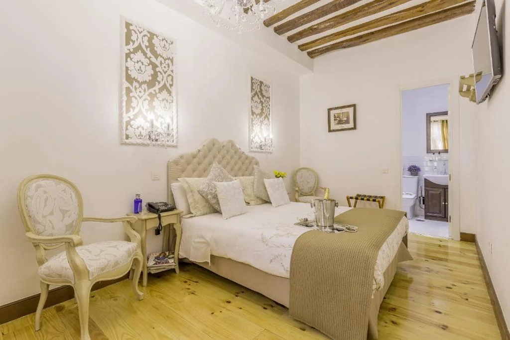 Habitación Doble Estándar — Oriente Palace Apartments