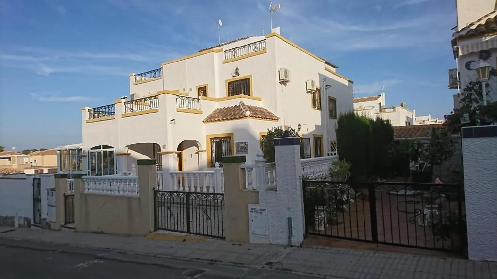 Villa — Orihuela - Sleeps 6 - Parking - Pool - PetFriendly