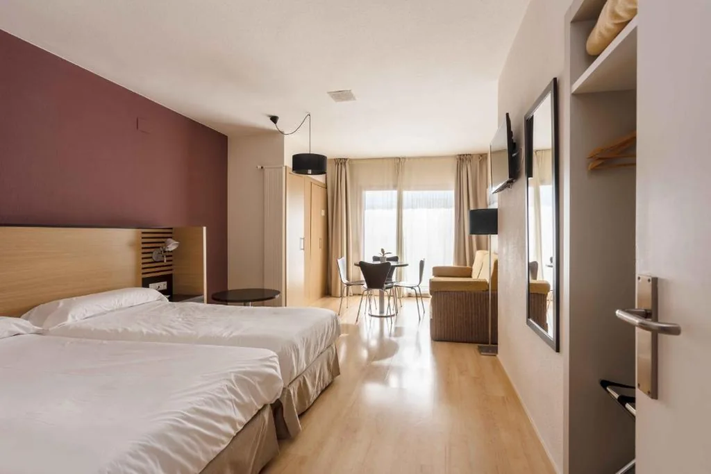 Camera doppia con angolo cottura e letti singoli — Oroel Hotel & SPA
