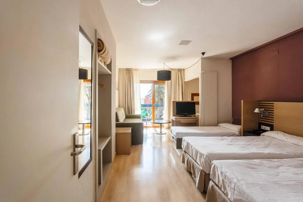 Camera familiare (2 adulti e 2 bambini) — Oroel Hotel & SPA