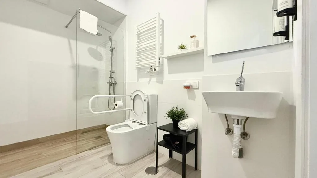 Quarto adaptado para pessoas com mobilidade reduzida - Cama grande — Oshun Cinco Torres Suites