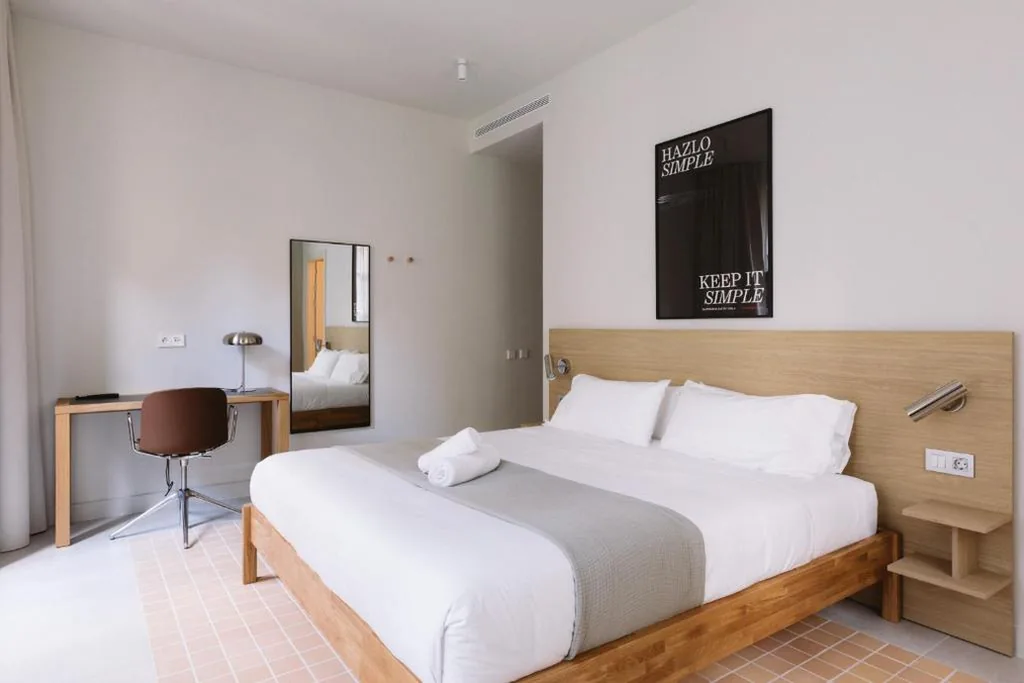 Chambre avec grand lit double. — Outsite Barcelona - Work, Connect, Explore