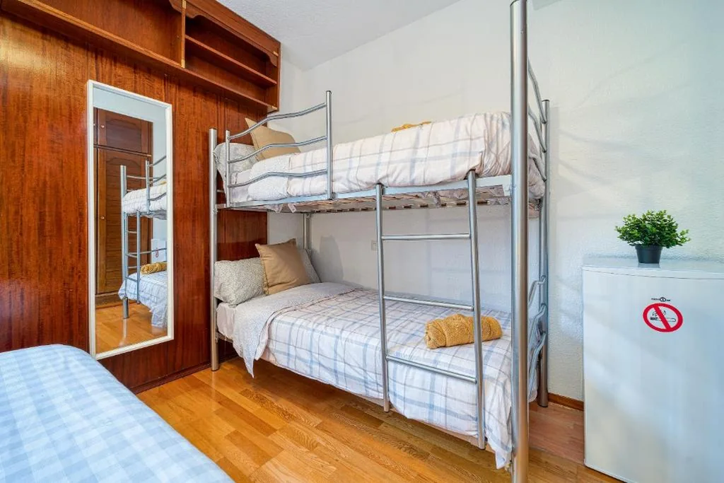 Camera familiare con bagno in comune — P CasaCafe Madrid Calle Carlos Dubois 3
