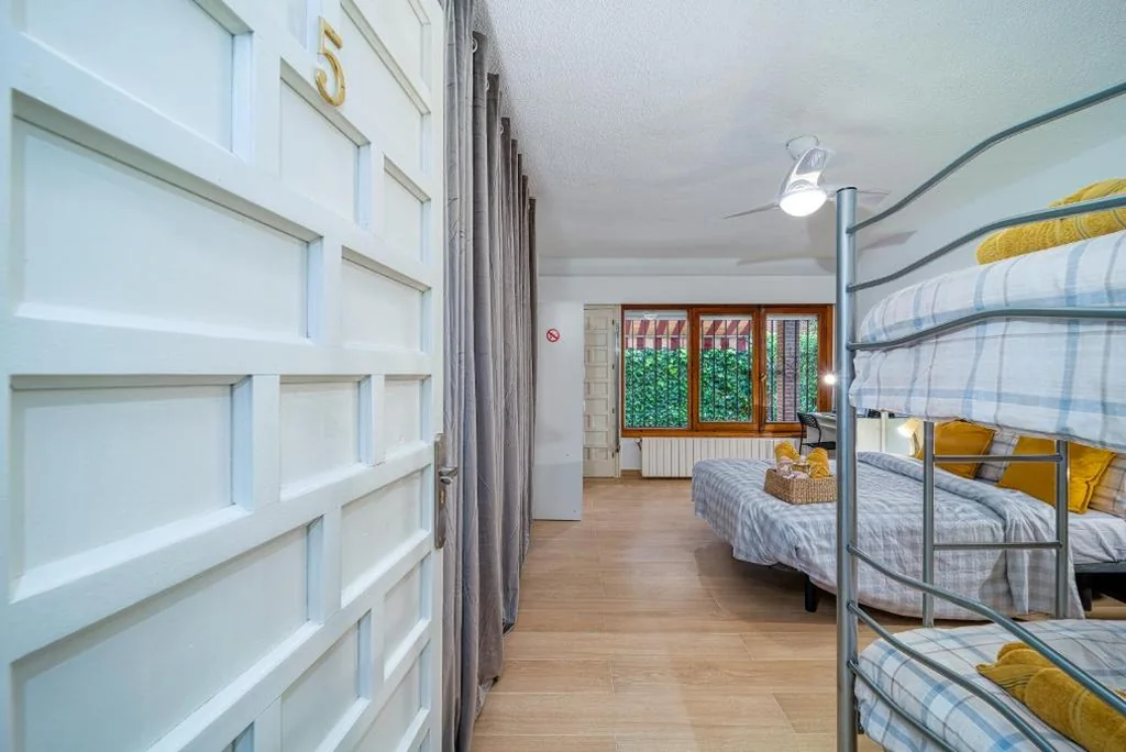 Camera familiare con bagno in comune — P CasaCafe Madrid Calle Carlos Dubois 3