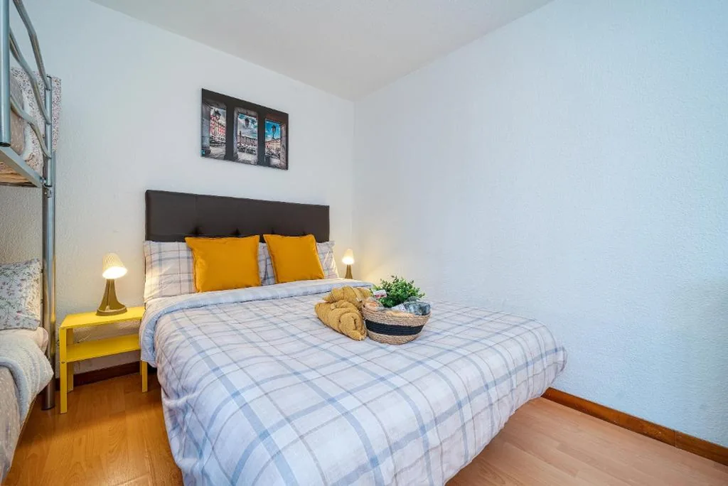 Camera familiare con bagno privato — P CasaCafe Madrid Calle Carlos Dubois 3
