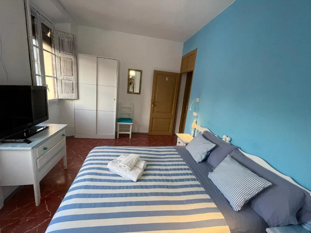 Habitación Doble con baño privado — P&R hostals Can Tort