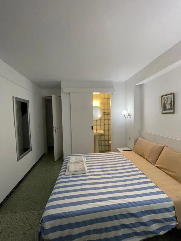 Habitación Doble con balcón — P&R hostals Maria Rosa