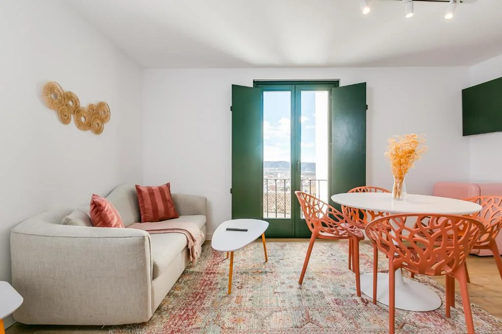 Suite mit großem Bett und Balkon — Palacio de Bobadilla Suites