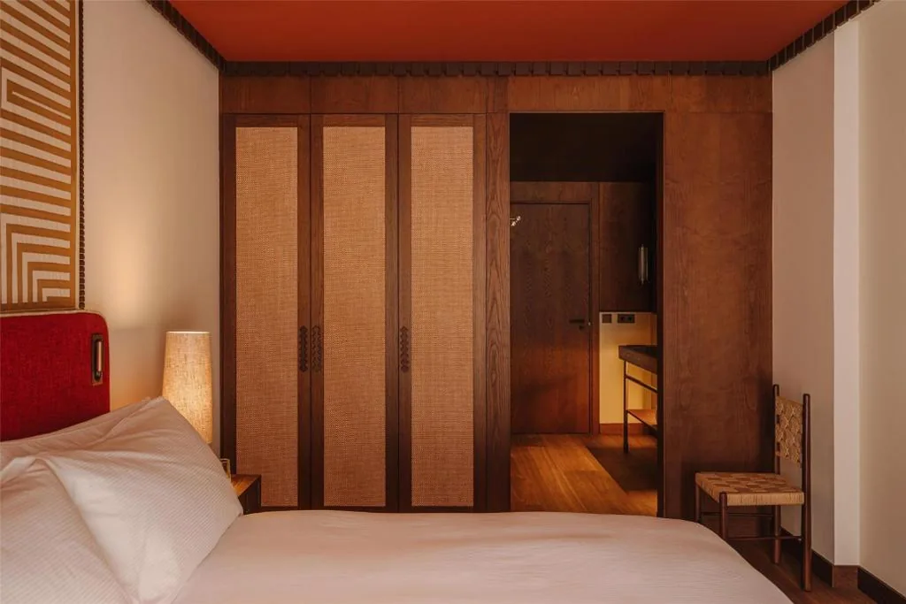 Quarto familiar comunicante com acesso ao spa — Palacio De Godoy Caceres, Curio Collection By Hilton