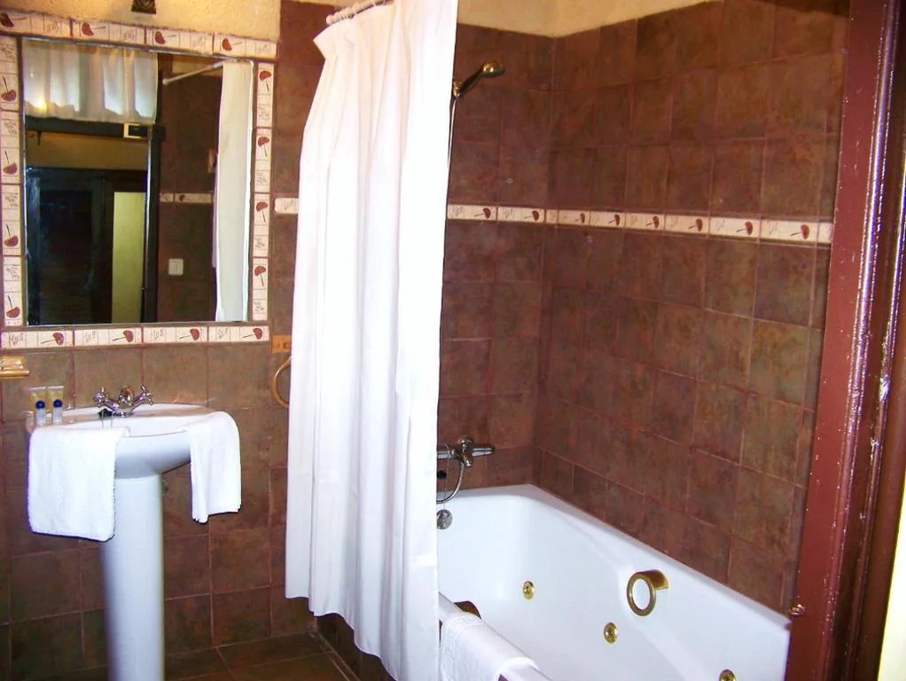 Suite met bubbelbad — Palacio de los Alvarado en Las Merindades