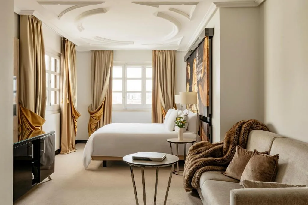 Junior Suite Red Level mit Terrasse — Palacio de los Duques, a Gran Meliá Hotel - The Leading Hotels of the World