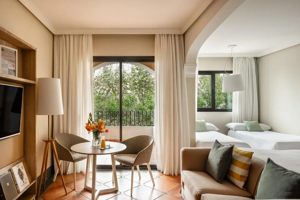 Quarto Familiar Premium (4 adultos) — Palacio de Sancti Petri, a Gran Meliá Hotel - The Leading Hotels of the World