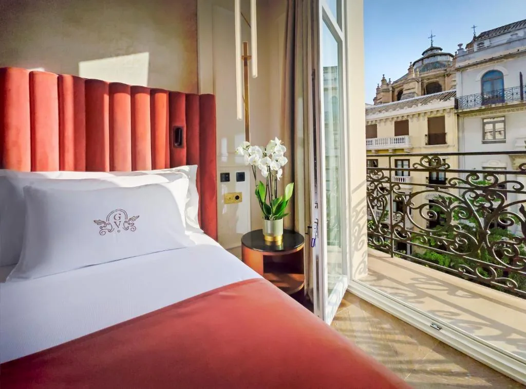 Habitación Doble Deluxe con vistas a la ciudad — Palacio Gran Vía, a Royal Hideaway Hotel