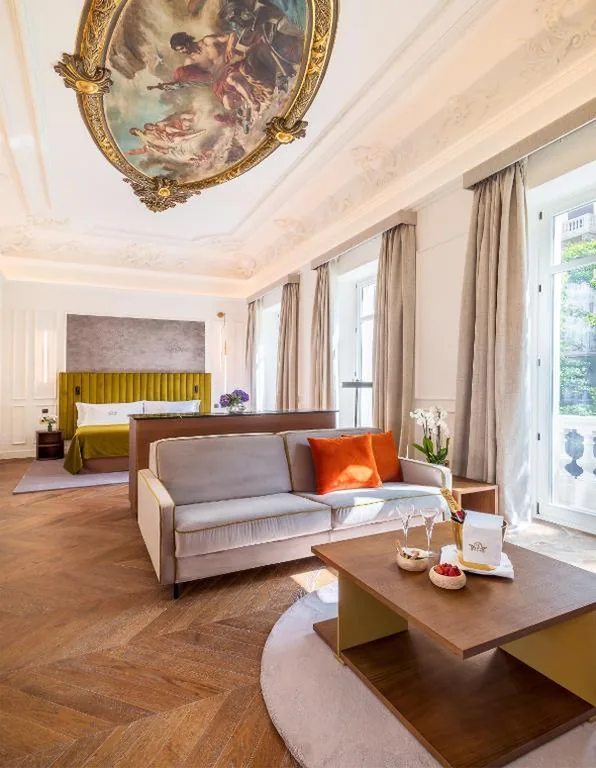 Suite Junior Alhambra (2 adultos + 2 niños) — Palacio Gran Vía, a Royal Hideaway Hotel