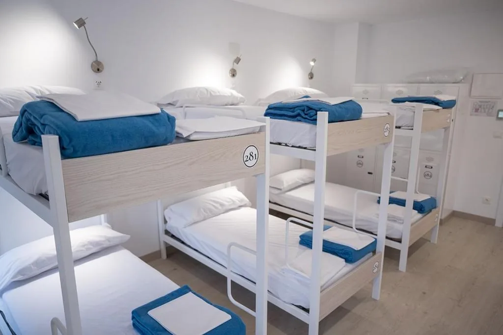 Cama en habitación compartida femenina de 6 camas — PALACIO REAL HOSTEL