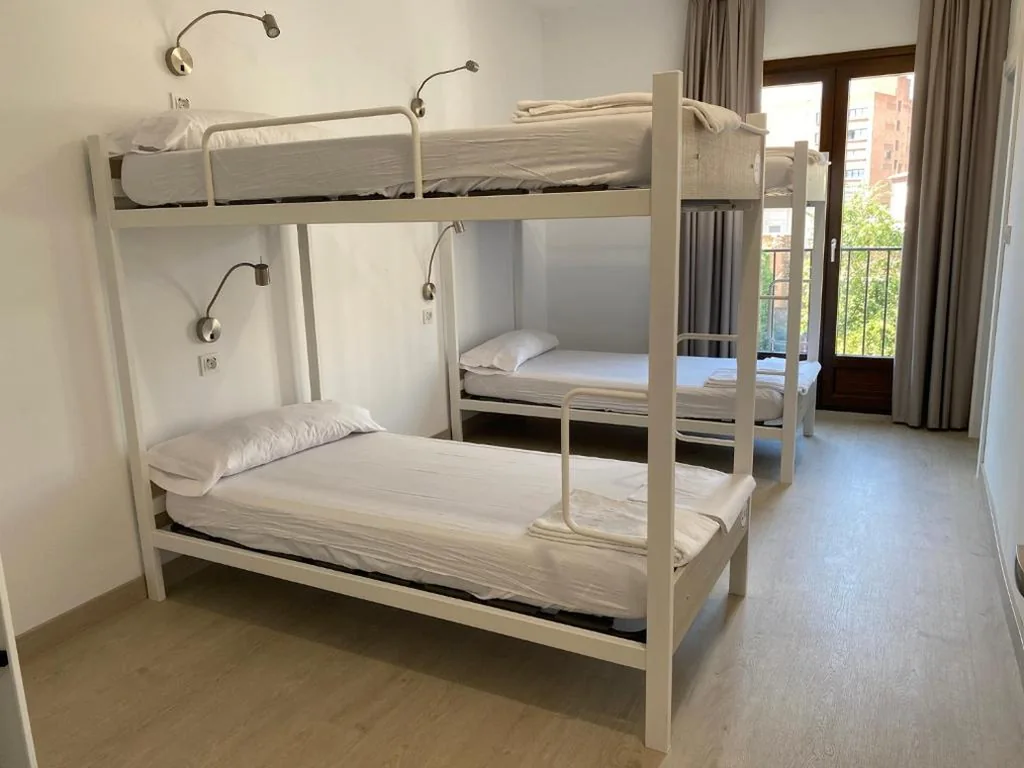 Habitación Cuádruple con baño privado — PALACIO REAL HOSTEL