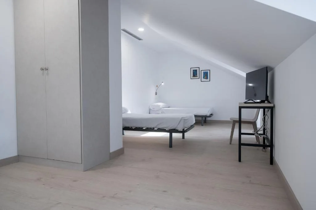 Habitación Doble con baño privado - 2 camas — PALACIO REAL HOSTEL