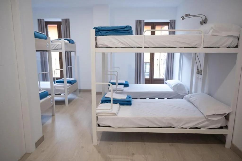 Habitación Familiar con baño — PALACIO REAL HOSTEL