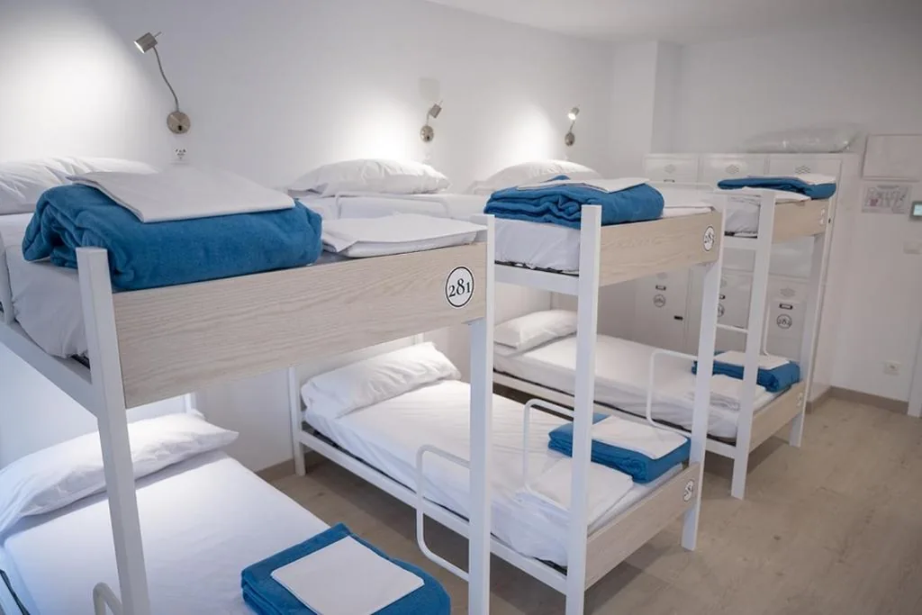 Habitación Familiar con baño privado — PALACIO REAL HOSTEL